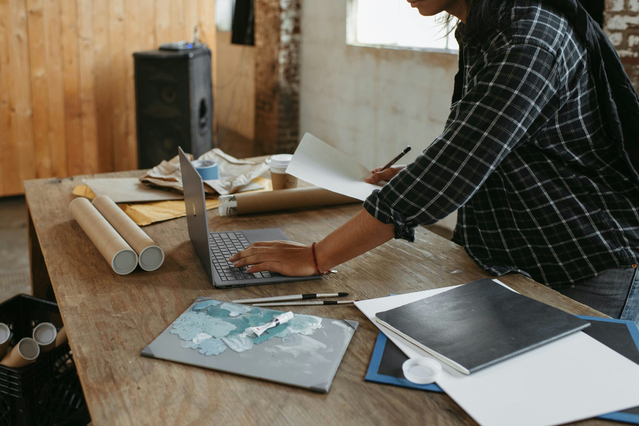 How Artists Can Approach Galleries Professionally: The Complete Practical Guide